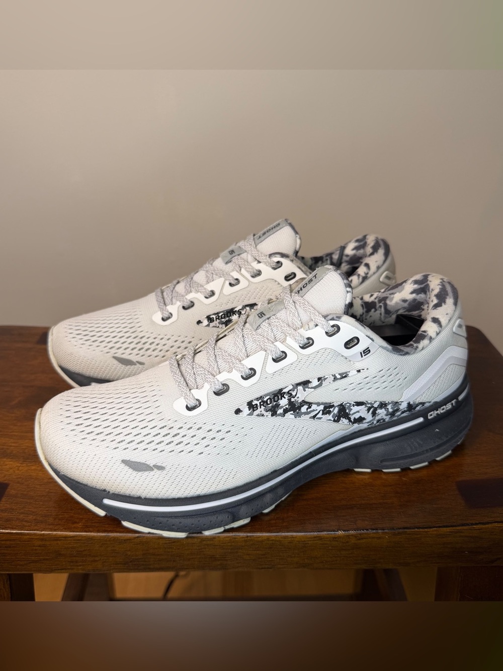 Brooks Ghost 15 Womens Size 8 B White Ebony Running Shoes 1203801B149
